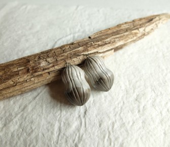 perles sculptées et enfumées