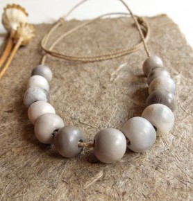 Collier de petites perles en céramique enfumée