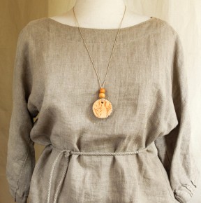 Collier emprunte de plantes et terre sigillée