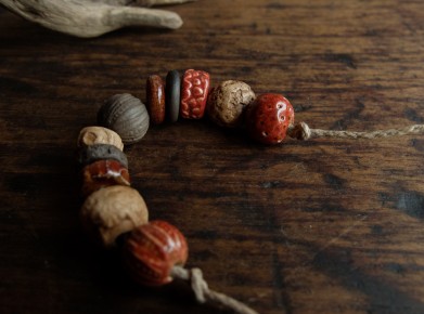 Mélange de perles enfumées, émaillées, cuites au lait