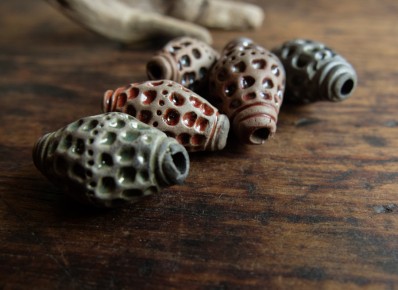 Perles sculptées, émaillées en partie puis enfumées :-)