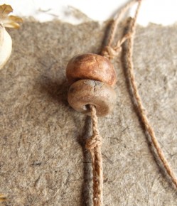 Collier en céramique et lin filé et cordé à la main