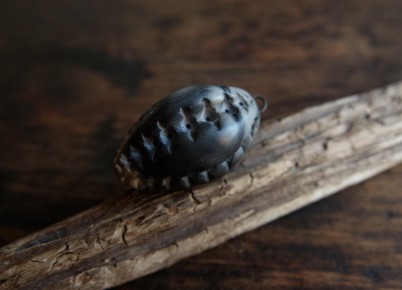 Pendentif poli et sculpté - four papier