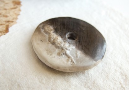 pendentif  enfumé avec terre sigillée et empreinte de plante