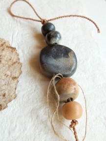 ensemble pendentif et perles enfumés