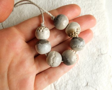 perles sculptées et polies