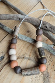 Collier en céramique, bois et fibres naturelles