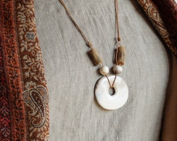 Collier en céramique et fibres naturelles