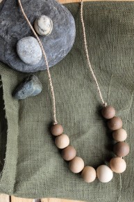 Collier en céramique et fibres naturelles