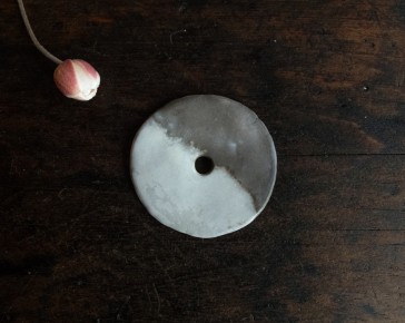 Pendentif en céramique enfumée