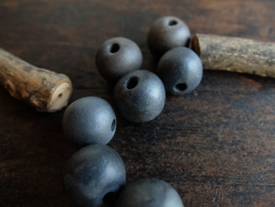 Perles en céramique enfumées et perles "bout de branche"