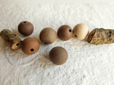 Perles en céramique enfumées et perles "bout de branche"