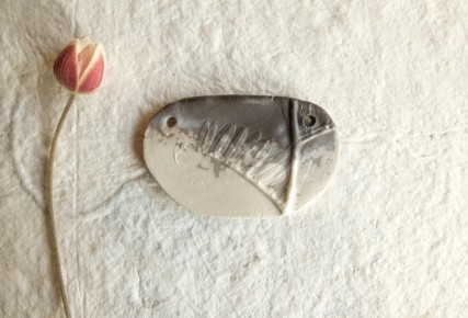 Pendentif en céramique enfumée