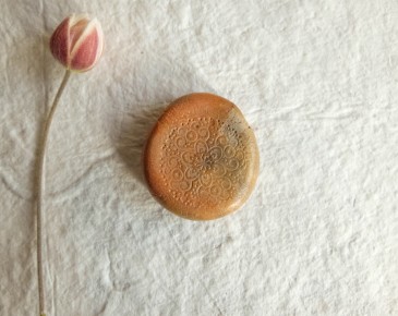 Pendentif en céramique enfumée