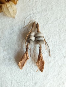 Boucles d'oreilles perles enfumées et tissu ciré