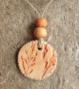 Collier emprunte de plantes et terre sigillée