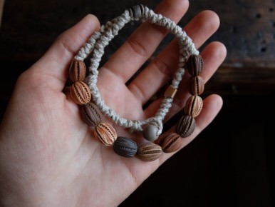 collier céramique et chanvre noué