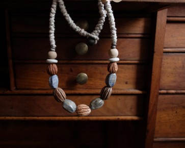 collier céramique et chanvre noué