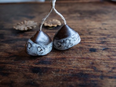 Entre jupes de dentelles et gousses de pierre