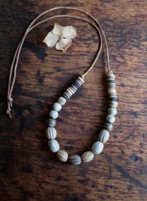 collier perles 1230° et chanvre