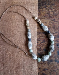 collier perles 1230° et chanvre