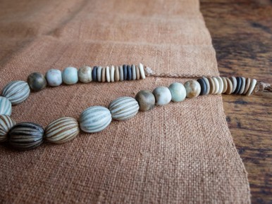 collier perles 1230° et chanvre