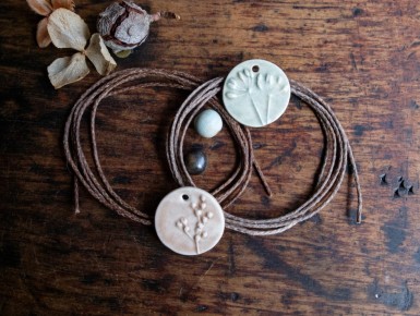 des cordes de chanvre teintes et cirées par mes soins